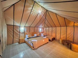 メルズーガにあるMariam Desert Campのテントの中にベッドが2つある寝室 +54枚の写真