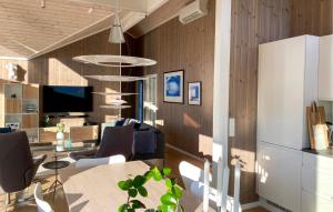 Μια τηλεόραση ή/και κέντρο ψυχαγωγίας στο 3 Bedroom Beautiful Home In Færvik