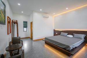 Postel nebo postele na pokoji v ubytování Floral Hue Garden & Riverside Villa