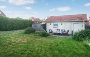 Un jardín fuera de Cozy Home In Rönnäng With Wifi