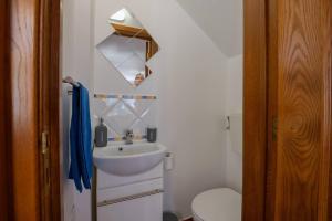 ein kleines Badezimmer mit Waschbecken und Toilette in der Unterkunft Milfontes' Shelter in Vila Nova de Milfontes + 8 Fotos