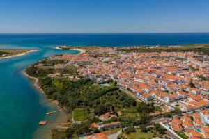 eine Luftaufnahme einer Stadt am Meer in der Unterkunft Milfontes' Shelter in Vila Nova de Milfontes