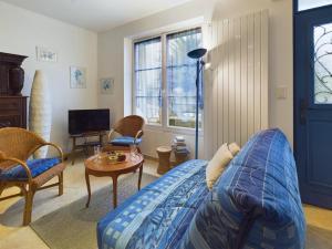 a living room with a couch and a table at À 110 m de la plage, maison pour 6 personnes in Concarneau