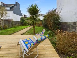 two lawn chairs sitting on top of a wooden deck at À 110 m de la plage, maison pour 6 personnes in Concarneau