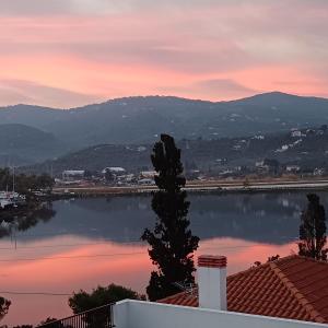 Blick auf einen Wasserkörper bei Sonnenuntergang in der Unterkunft Skiathos Lagoterra Apartments in Skiathos-Stadt