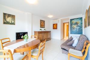 Un lugar para sentarse en Apart-rent Apartment Port Salins 0155 21 fotos más