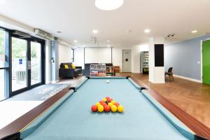 Biliár nebo kulečník v ubytování For Students Only Corfe House in Poole