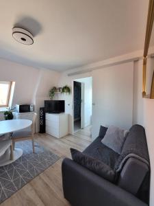 salon z kanapą i stołem w obiekcie "Mon Évidence!" Magnifique appartement vue mer et accès direct à la plage w mieście Villers-sur-Mer