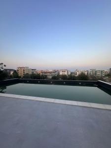 北马马亚-讷沃达里Alecos Apartment Spa&Resort的以城市为背景的游泳池