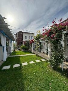 a yard with some flowers in the grass at Vila Viorica in Mamaia Sat/Năvodari