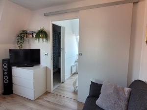 Telewizja i/lub zestaw kina domowego w obiekcie "Mon Évidence!" Magnifique appartement vue mer et accès direct à la plage