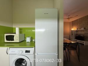 Una cocina con un refrigerador blanco y un microondas. en Palau de la música 2, en Barcelona