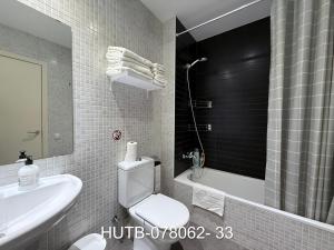 Un baño con inodoro, lavabo y ducha. en Palau de la música 2, en Barcelona 5 fotos más