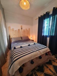 Ένα ή περισσότερα κρεβάτια σε δωμάτιο στο Maison traditionnelle de campagne avec vue sur mer