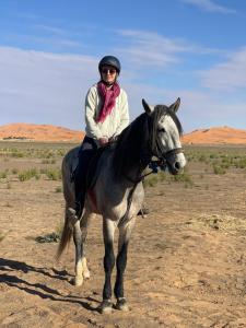メルズーガにあるMariam Desert Campの砂漠の馬に乗る女