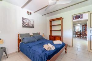 Ένα ή περισσότερα κρεβάτια σε δωμάτιο στο Villa Caféière