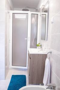 a bathroom with a sink and a mirror at GuestReady - Tranquil Retreat in Nature's Embrace in São Vicente +12 photos