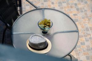 a hat and a bowl of grapes on a table at GuestReady - Tranquil Retreat in Nature's Embrace in São Vicente