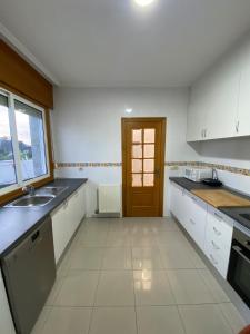 Η κουζίνα ή μικρή κουζίνα στο Amplio apartamento cerca de la playa 6
