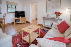 TV a/nebo společenská místnost v ubytování Marina House Annex - 1 Bedroom - Neyland