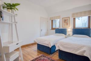 Postel nebo postele na pokoji v ubytování Marina House Annex - 1 Bedroom - Neyland