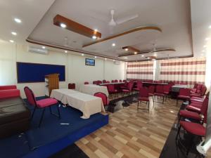 una sala conferenze con tavoli, sedie e un podio di Kabilas Resort and Funpark a Thāpāgāon Altre 17 foto