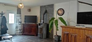 Televízia a/alebo spoločenská miestnosť v ubytovaní La talonnière, maison de village avec terrasse et 3 chambres