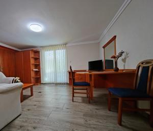 A television and/or entertainment centre at Hévíz Apartman Hévíz