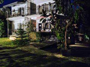 A garden outside Hévíz Apartman Hévíz