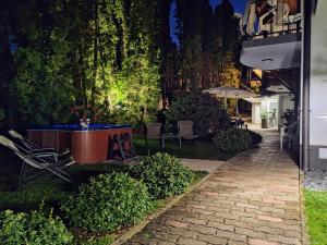A garden outside Hévíz Apartman Hévíz