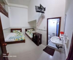 Postel nebo postele na pokoji v ubytování Nhà Nghỉ Kim Long gần Chùa Bà Châu Đốc