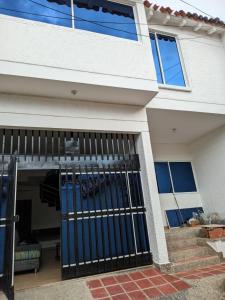 dom z bramą przed nim w obiekcie Habitacion 201 Casa Luz El Rodadero w mieście Gaira
