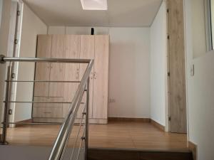 klatka schodowa w pustym pokoju z drewnianymi drzwiami w obiekcie Habitacion 201 Casa Luz El Rodadero w mieście Gaira