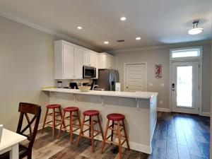 Кухня или мини-кухня в Banana Bay Townhome #13909
