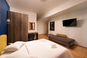TV a/nebo společenská místnost v ubytování Athens Center luxury Suites 2