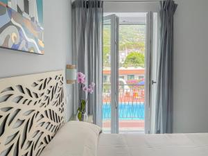 Bazén v ubytování Hotel Lord Byron nebo v jeho okolí