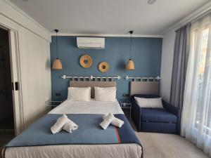 a bedroom with a bed and a blue wall at Park Hotel Rooms & Apart in Antalya