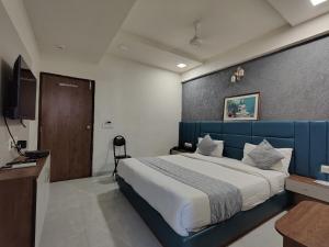 Postel nebo postele na pokoji v ubytování Hotel Avadh Palace, Subhash Bridge, RTO Circle, Ahmedabad + 30 fotografií