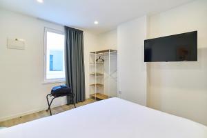 TV a/nebo společenská místnost v ubytování Hotel Gran Vía by gaiarooms