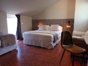 Pokój hotelowy z dużym łóżkiem i krzesłem w obiekcie Hotel San Francisco w mieście Ronda +37 zdjęć