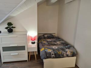 ein kleines Schlafzimmer mit einem Bett und einem Schreibtisch in der Unterkunft Villa Eculaz in Reignier