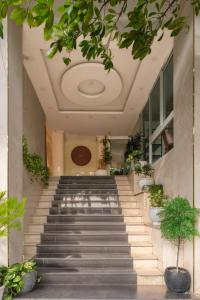 un escalier dans un bâtiment avec des plantes dans l'établissement Nang Vang Hotel Nha Trang, à Nha Trang