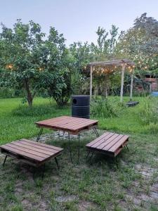 une table de pique-nique et deux bancs dans un champ dans l'établissement ESPACIO MINGA, casa quinta en la ciudad, hasta 8 personas, à Corrientes 11 autres photos