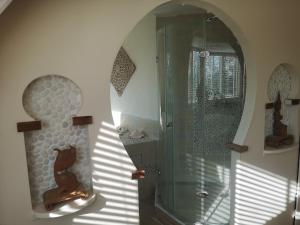 Ένα μπάνιο στο Modern Cozy Asian Style bedroom with Kingsize Spa bath