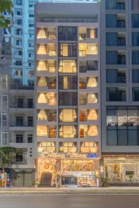 un immeuble d'appartements avec un restaurant en face de celui-ci dans l'établissement Nang Vang Hotel Nha Trang, à Nha Trang