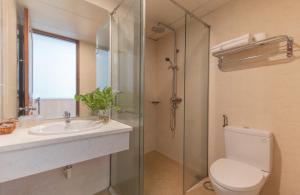 une salle de bain avec toilettes, lavabo et douche dans l'établissement Nang Vang Hotel Nha Trang, à Nha Trang