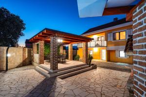 un patio di una casa con muro di mattoni di Villa Mendula ZadarVillas a Pridraga