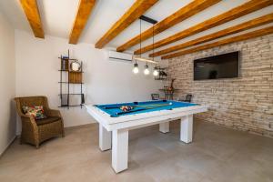 Camera con tavolo da biliardo e TV di Villa Mendula ZadarVillas a Pridraga Altre 24 foto