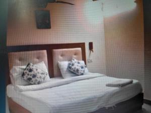 Postel nebo postele na pokoji v ubytování Hotel O Metro Residency