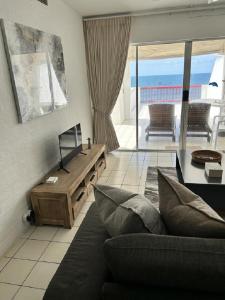 una sala de estar con un sofá y una mesa en Perissa 64, en Ballito